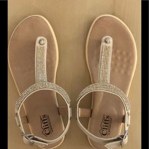 NWOT Cliff White Mountain Thong Sandals with Buckle!